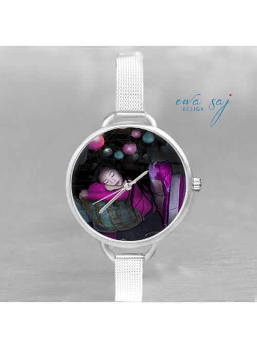 Hodinky „DÍVKA Z LAOS“ – dámské hodinky s miniaturou spící dívky