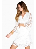 Bílé mini šaty s krajkou