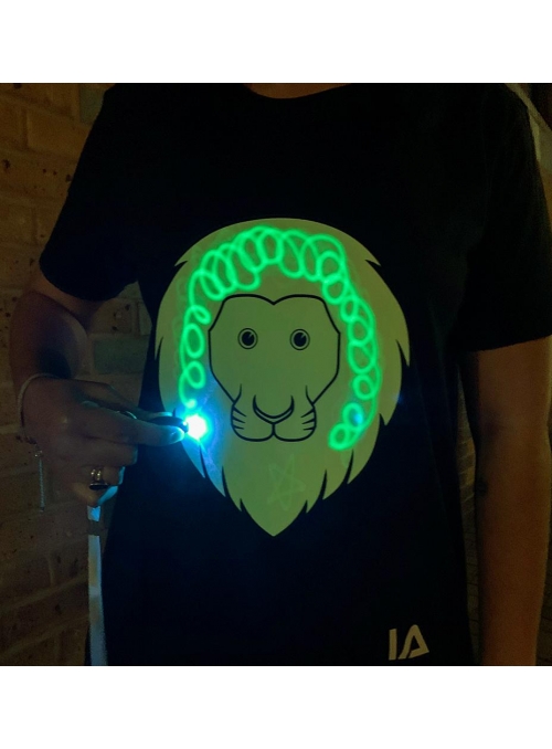 LIMITKA Dětské zábavní iluminační tričko černé LVÍČE +laser pero